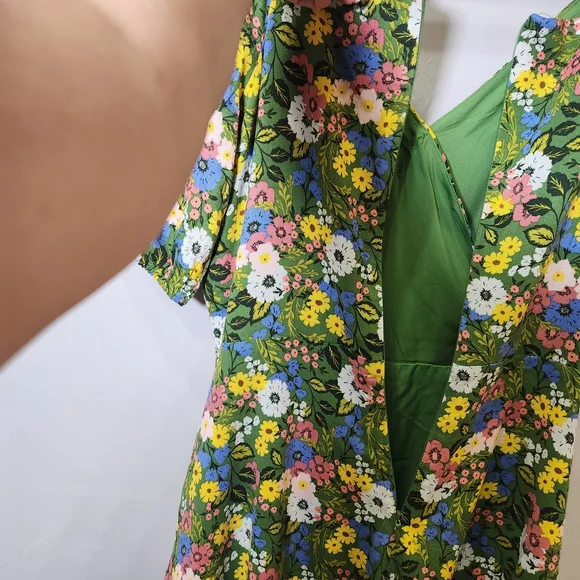 Green and White Floral Wrap Puff Sleeve Romper - Picture 8 of 13